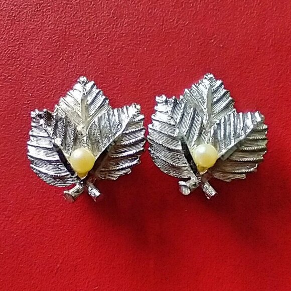 Vintage Clip On Earrings Silvertone Leaves Faux Pearl Mid Century - Picture 1 of 9